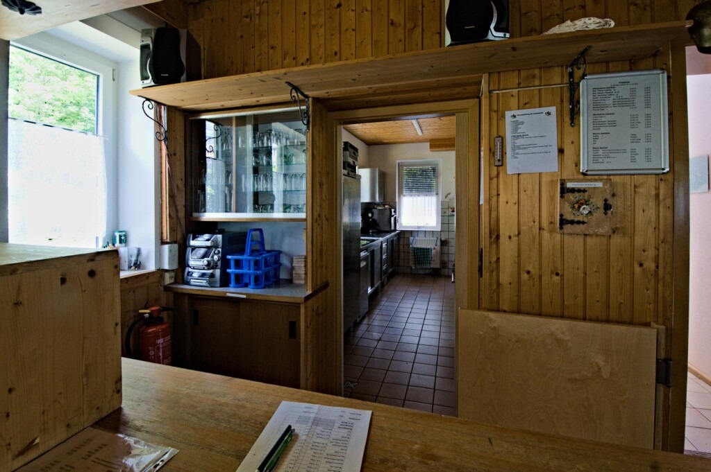 Blick vom Gastraum in die Küche
